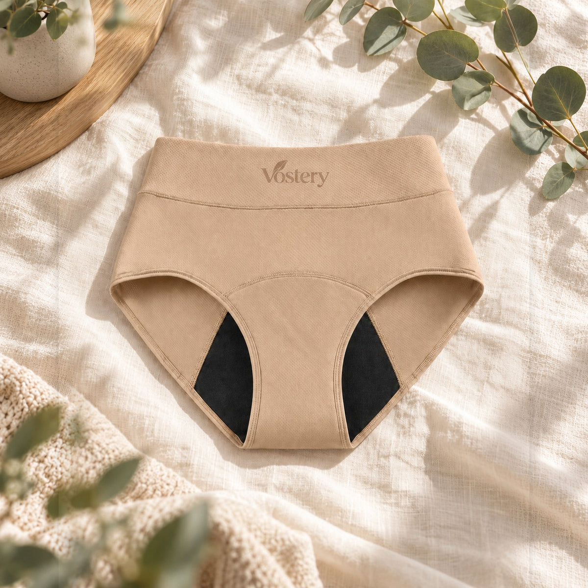 Culotte absorbante Vostery beige taille haute avec fond absorbant noir, posée à plat