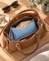 Pochette imperméable Vostery bleu ciel dans un sac à main, avec une culotte de rechange